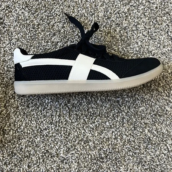 NWOT Eileen Fisher Black and Cream Sneakers, super light and comfortable, sz 7.5 - Picture 8 of 8